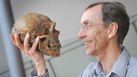 Nobelpreisträger Svante Pääbo hält einen Neandertaler-Schädel in der Hand